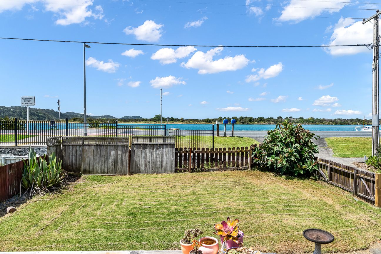 Waterfront Ngunguru. Vendors Say Bring All Offers – pohled 2