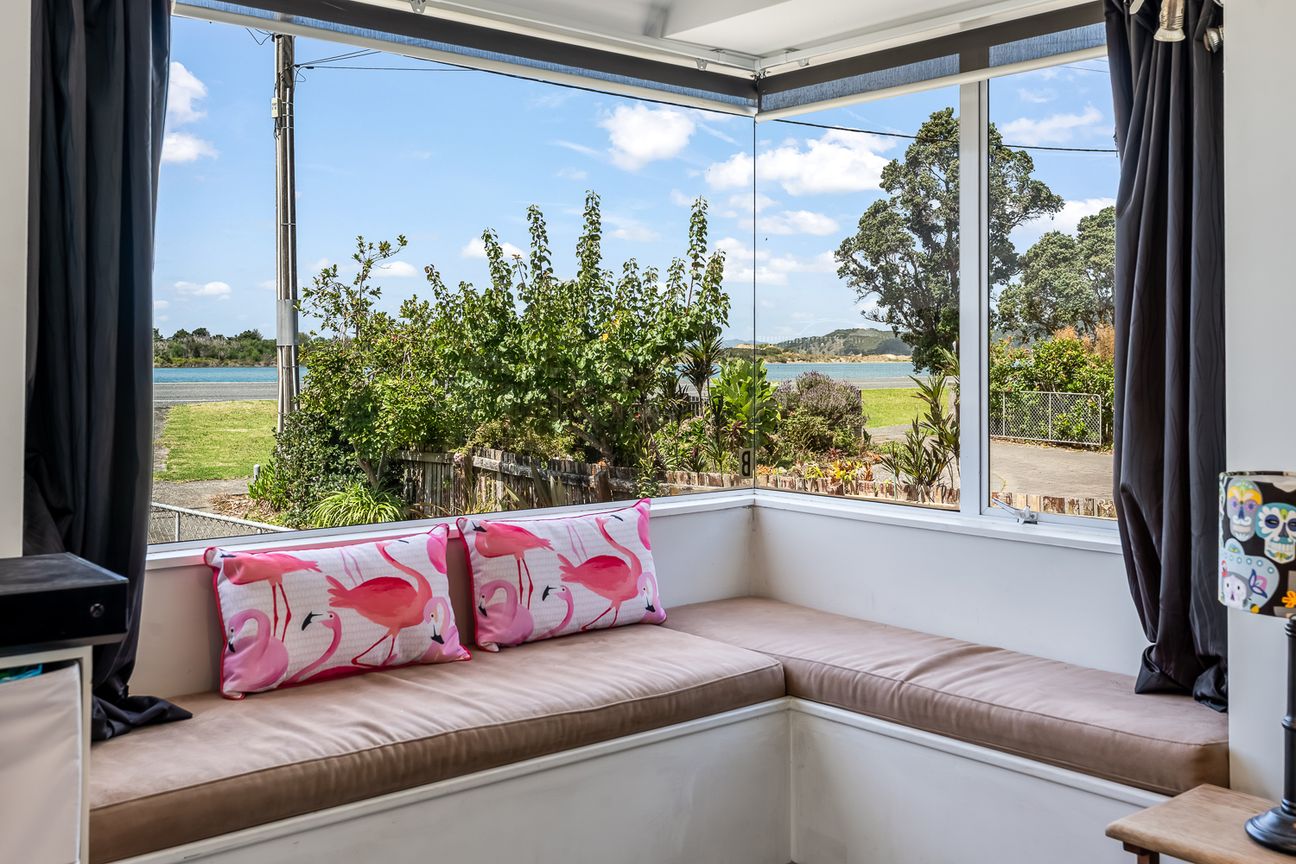 Waterfront Ngunguru. Vendors Say Bring All Offers – pohled 3