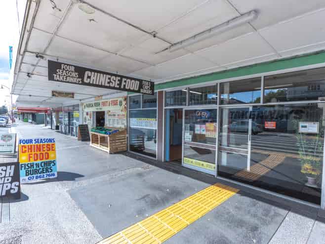 FULL HOUSE INVESTMENT - 3 TENANTS IN PLACE!