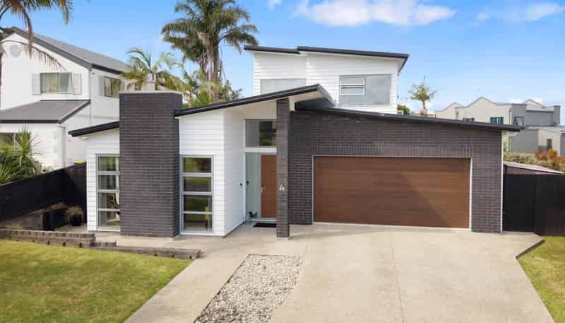 10 Provence Esplanade, Te Atatu Peninsula