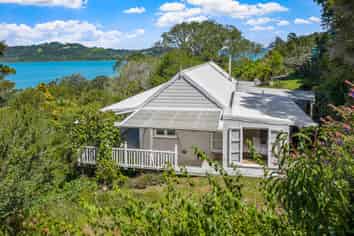 6 Young Street, Mahurangi East