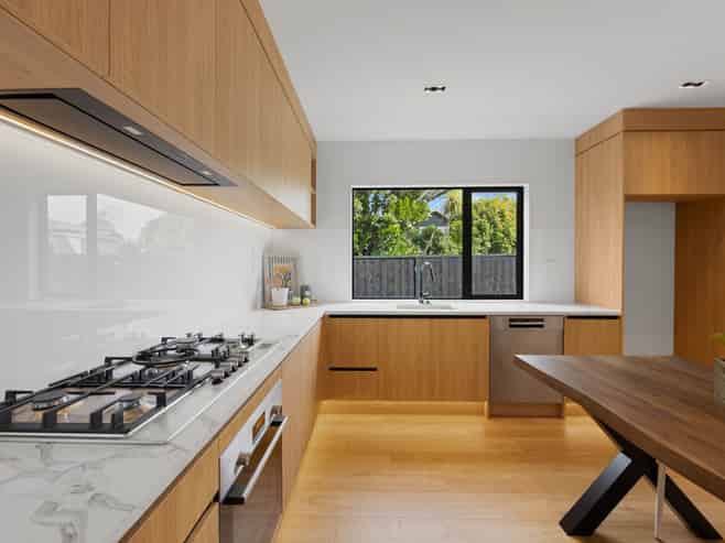 2 Hollywood Avenue, Epsom