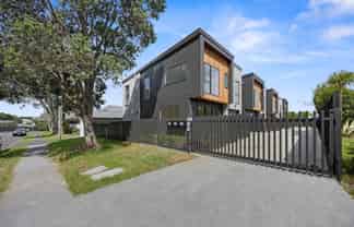 2 Hollywood Avenue, Epsom