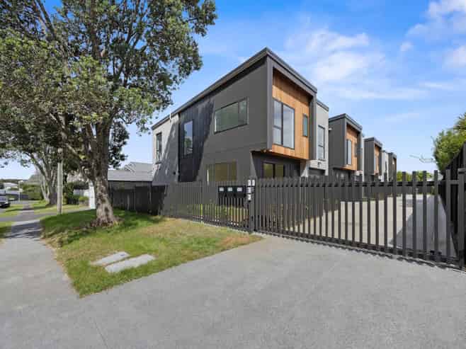 2 Hollywood Avenue, Epsom