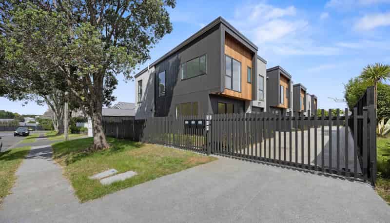 2 Hollywood Avenue, Epsom