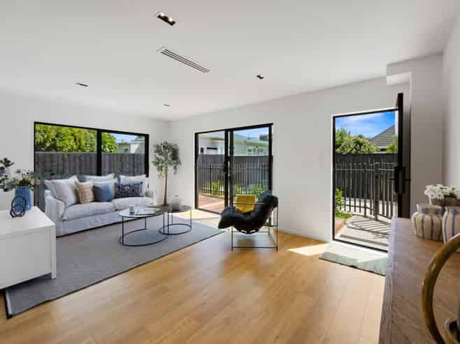 2 Hollywood Avenue, Epsom