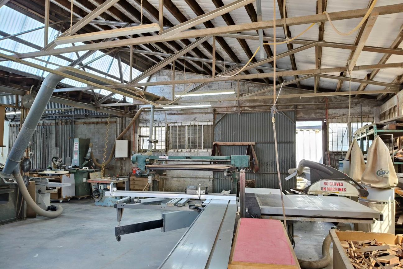 NEW LYNN INDUSTRIAL - Plus