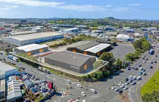 Spacious Heavy Industrial Warehouse & Yard