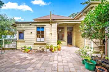 12 Bridge View Road, Birkenhead