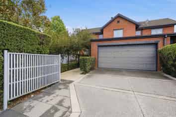 1 Henley Green, Northwood
