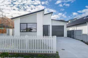 15 Whakairo Crescent, Gulf Harbour