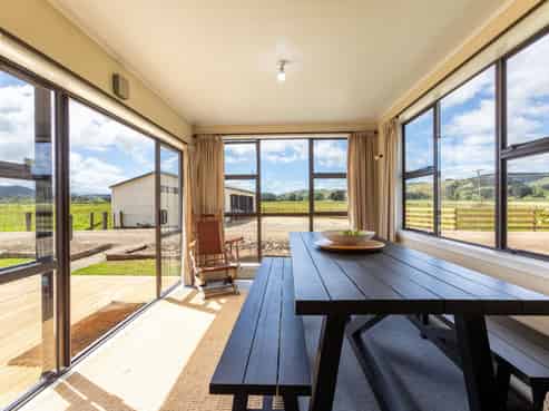 211 River Road, Kumeroa