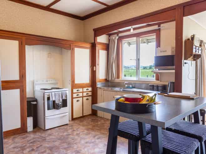 211 River Road, Kumeroa