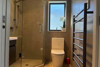 4/10B Huka Road, Birkenhead