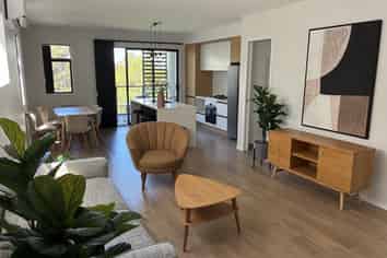 4/10B Huka Road, Birkenhead