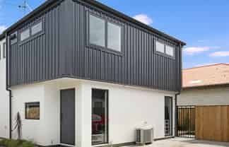 2/135  Hills Road, Edgeware