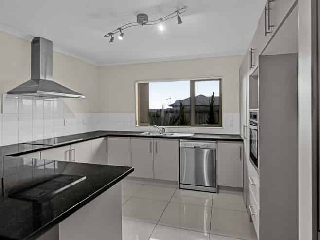 8 County Drive, Hawera