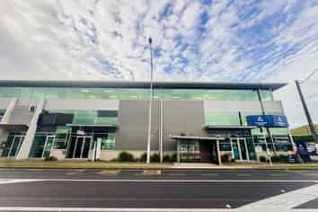 Retail w/ Parking & Signage in Mt Wellington Hub