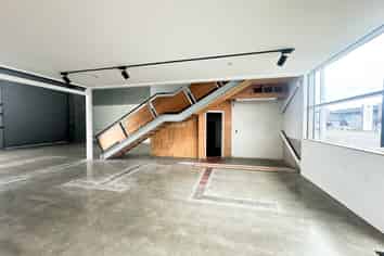 Retail w/ Parking & Signage in Mt Wellington Hub