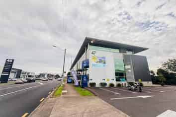 Retail w/ Parking & Signage in Mt Wellington Hub