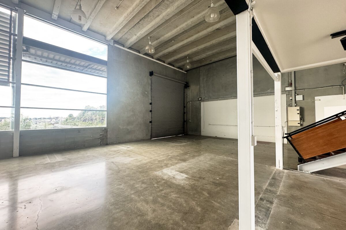 Retail w/ Parking & Signage in Mt Wellington Hub - Więcej