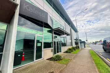 Retail w/ Parking & Signage in Mt Wellington Hub