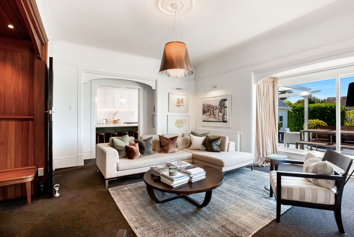 DISTINGUISHED CHARACTER & CONTEMPORARY LUXURY - Mehr