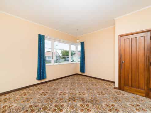 11 Savage Crescent, West End