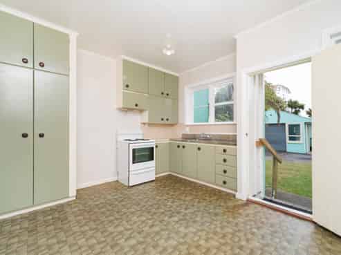 11 Savage Crescent, West End