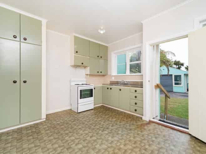 11 Savage Crescent, West End