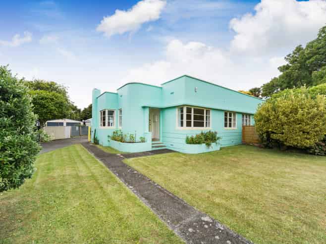 11 Savage Crescent, West End