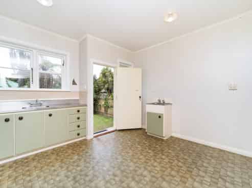 11 Savage Crescent, West End