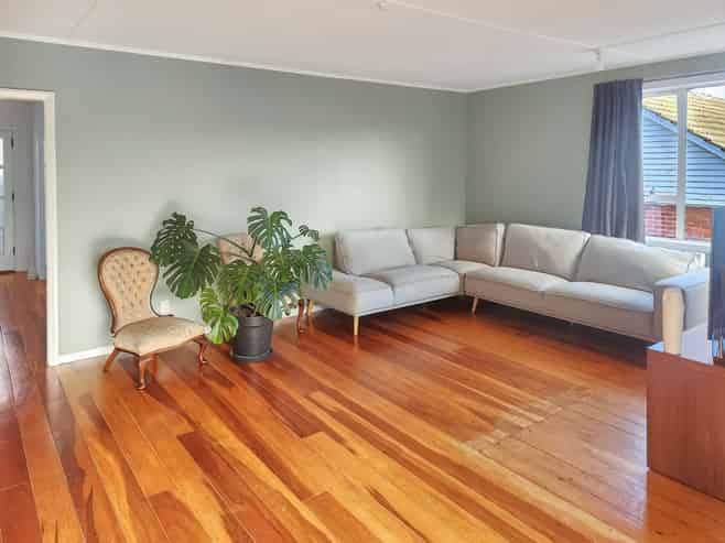 184 Whites Line East, Waiwhetu