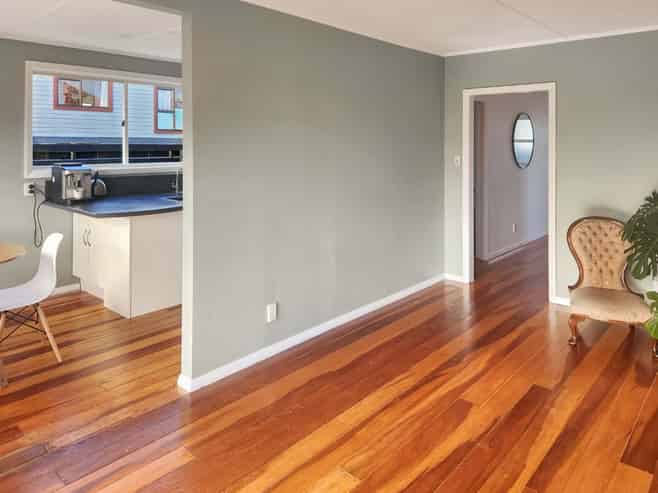 184 Whites Line East, Waiwhetu