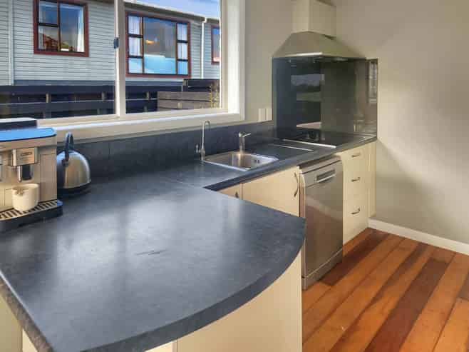 184 Whites Line East, Waiwhetu