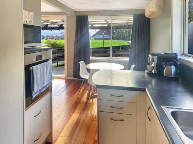 184 Whites Line East, Waiwhetu