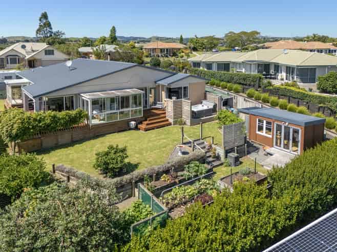 15 Diamond Head, Hairini