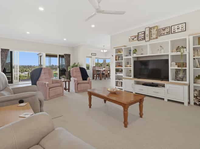 15 Diamond Head, Hairini