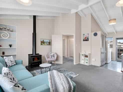 Flat 2/684 Main Road Stoke, Stoke