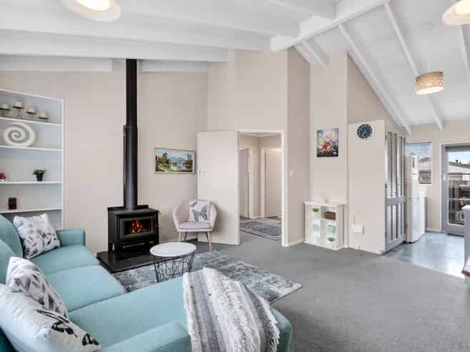 Flat 2/684 Main Road Stoke, Stoke