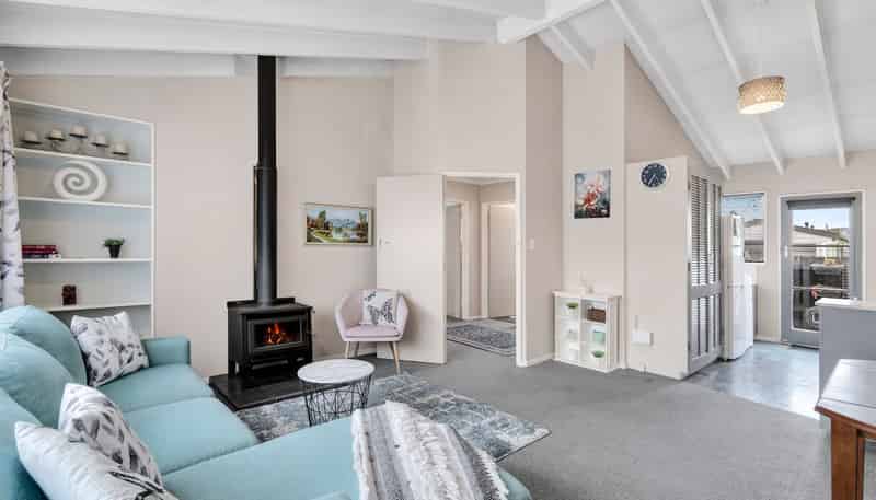 Flat 2/684 Main Road Stoke, Stoke