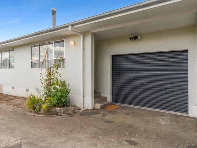 Flat 2/684 Main Road Stoke, Stoke