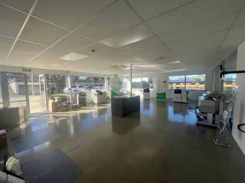 A grade office + 8 carparks!