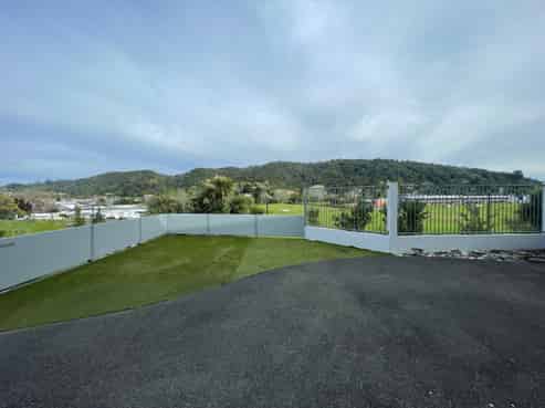 A grade office + 8 carparks!