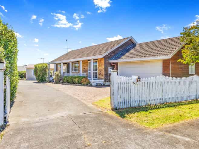 17 & 17A  Heathridge Place, Burswood