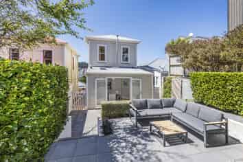 8 Stanley Street, Berhampore