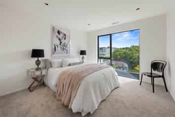 2D Hollywood Avenue, Epsom