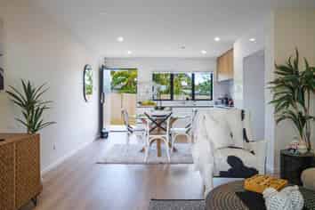 28B Mckinstry Avenue, Mangere East