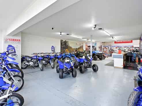 Street to street commercial property