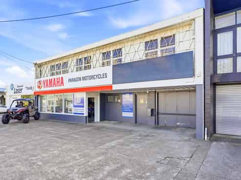 Street to street commercial property